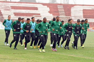 Elenco realizou primeiros trabalhos sob tempo fechado (Foto: Divulgação/Coritiba)