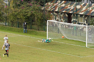 Alex fez de pênalti e deu assistência para Arthur marcar (Foto: Divulgação/Coritiba)