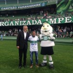 Apresentado, Vítor Júnior ao lado do presidente Vilson Ribeiro de Andrade / divulgação do Coritiba