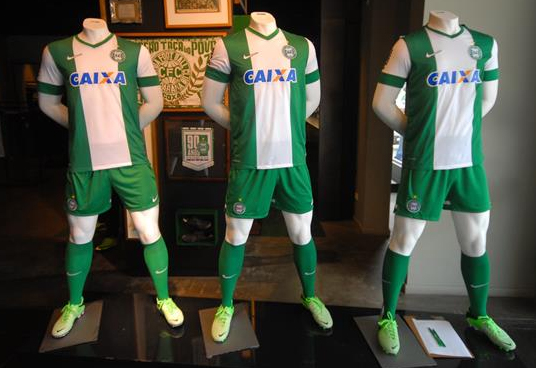 Nova camisa alviverde está à venda por R$ 179,90 (Foto: Divulgação/Coritiba)