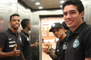 Entre Moacir e Igor Celio, Roni já posou com a camisa do Coxa (Foto: Divulgação/Coritiba)