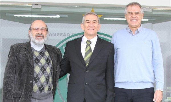 Toninho (no meio) foi anunciado como novo vice-presidente de futebol do Coritiba