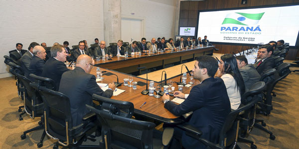 Secretário Casa Civil Eduardo Sciarra em reunião com Deputados