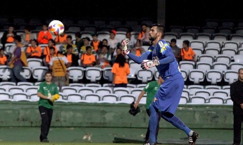 Vaná pode perder titularidade. (Divulgação/Coritiba)