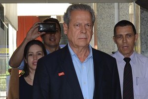 O ex-ministro da Casa Civil José Dirceu após assinar na Vara de Execuções Penais do Distrito Federal o termo que autoriza a cumprir prisão no regime aberto (Fabio Rodrigues Pozzebom/Agência Brasil)