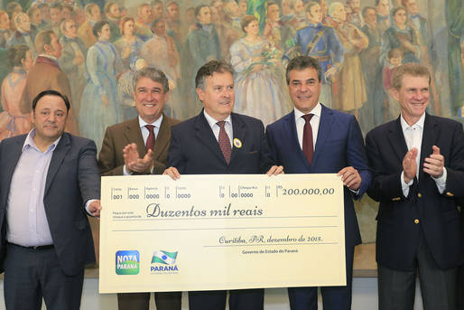 O governador Beto Richa entregou no Palácio Iguaçu, os prêmios aos contribuintes que foram sorteados no programa Nota Paraná. Presentes os secretários: da Fazenda, Mauro Ricardo, da cultura, José Luiz Fiani, da Comunicação, Paulino Viapiana, de Infraestrutura e Logística, José Richa Filho, da Justiça, Leonildo Grota e da Casa Civil, Eduardo Sciarra. Os deputados Hussein Bakri e Guto Silva, entre outras autoridades. N/F: Alcir Benega, contemplado com R$ 200 mil, no sorteio do Nota Paraná.Curitiba, 15-12-15.
Foto: Arnaldo Alves / ANPr.