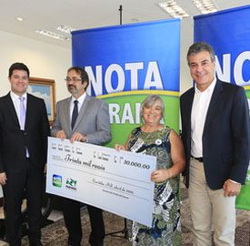Governador Beto Richa, durante solenidade no Palácio Iguaçu, entrega os três primeiros prêmios do quinto sorteio do Programa Nota Paraná. Presentes: o diretor geral da Fazenda, George Tormin, deputado Guto Silva, entre outros. Na foto, a ganhadora do prêmio de R$ 30 mil Reais, Adélia dos Santos.Curitiba, 18-04-16. Foto: Arnaldo Alves / ANPr.