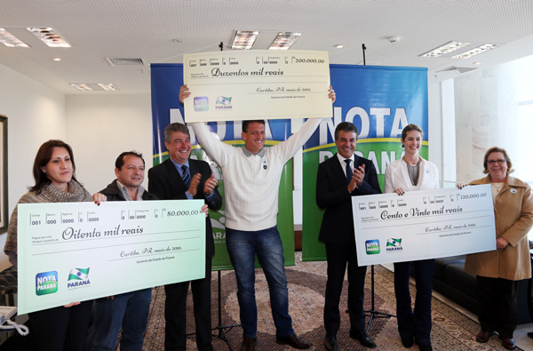 Governador Beto Richa entrega os três primeiros prêmios do sexto sorteio do Programa Nota Paraná. Pela primeira vez, todos os principais prêmios saíram para moradores do interior do Estado, dos municípios de Londrina, Palotina e Toledo. Presentes, os secretários Mauro Ricardo Costa (Fazenda), Marcio Villela (Comunicação Social) e Luiz Fiani (Cultura), entre outras autoridades. Curitiba, 23/05/2016. Foto: Orlando Kissner/ANPr