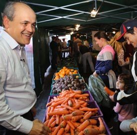 Abertura da Nossa Feira na rua Doná Bárbara Cid, bairro Uberaba.-Na imagem, o prefeito Gustavo Fruet em visita à feira.
Curitiba, 27/06/2016
Foto:Cesar Brustolin/SMCS