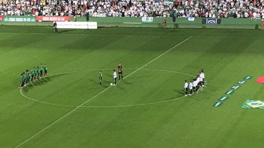 Crianças realizaram o pontapé simbólico no estádio. (Banda B)
