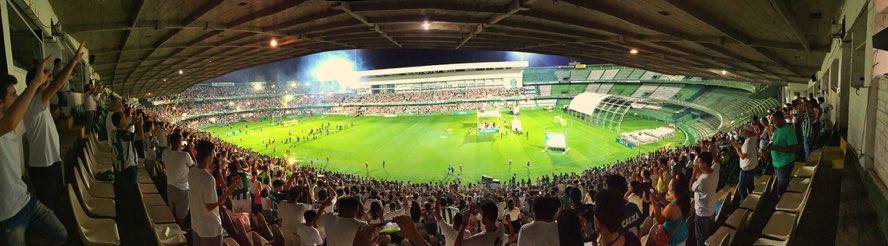 Couto Pereira ficou completamente lotado na homenagem à Chape. (Banda B)