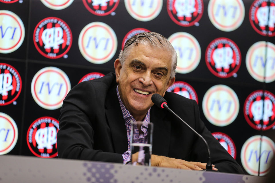Petraglia admite segundo erro em três semanas e pede apoio no Athletico