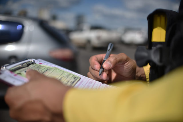 Motociclista revolta ao receber multa por malabarismo após acidente: "Como multam sem provas"? Motociclista revolta ao receber multa por malabarismo após acidente: "Como multam sem provas"?