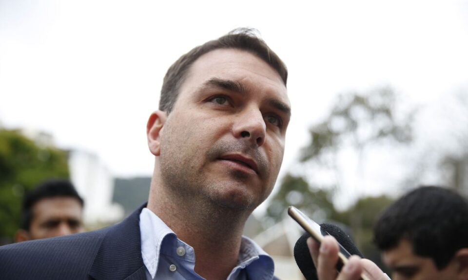 Receita descarta ato ilegal contra Flávio Bolsonaro em escândalo das 'rachadinhas'
