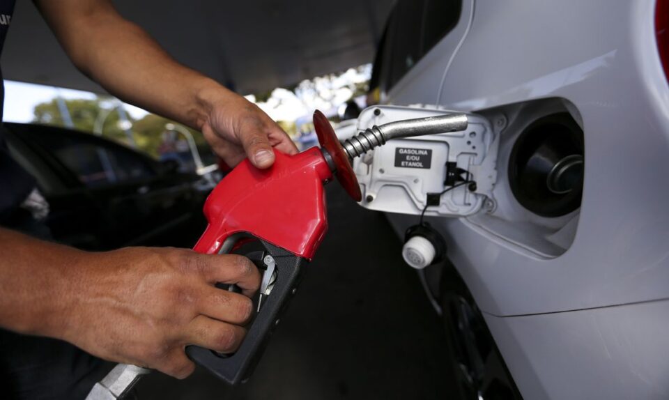 Guedes rejeita cortar imposto da gasolina, mas concorda em reduzir 'um pouco' do diesel Guedes rejeita cortar imposto da gasolina, mas concorda em reduzir 'um pouco' do diesel