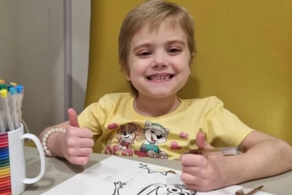 Com doença rara e grave, menina de 4 anos pede doação de medula óssea nas redes: 'Me ajuda?'