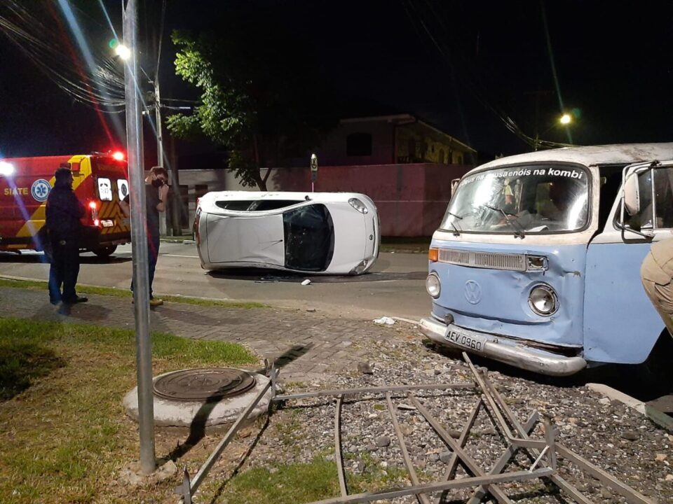 acidente kombi cajuru