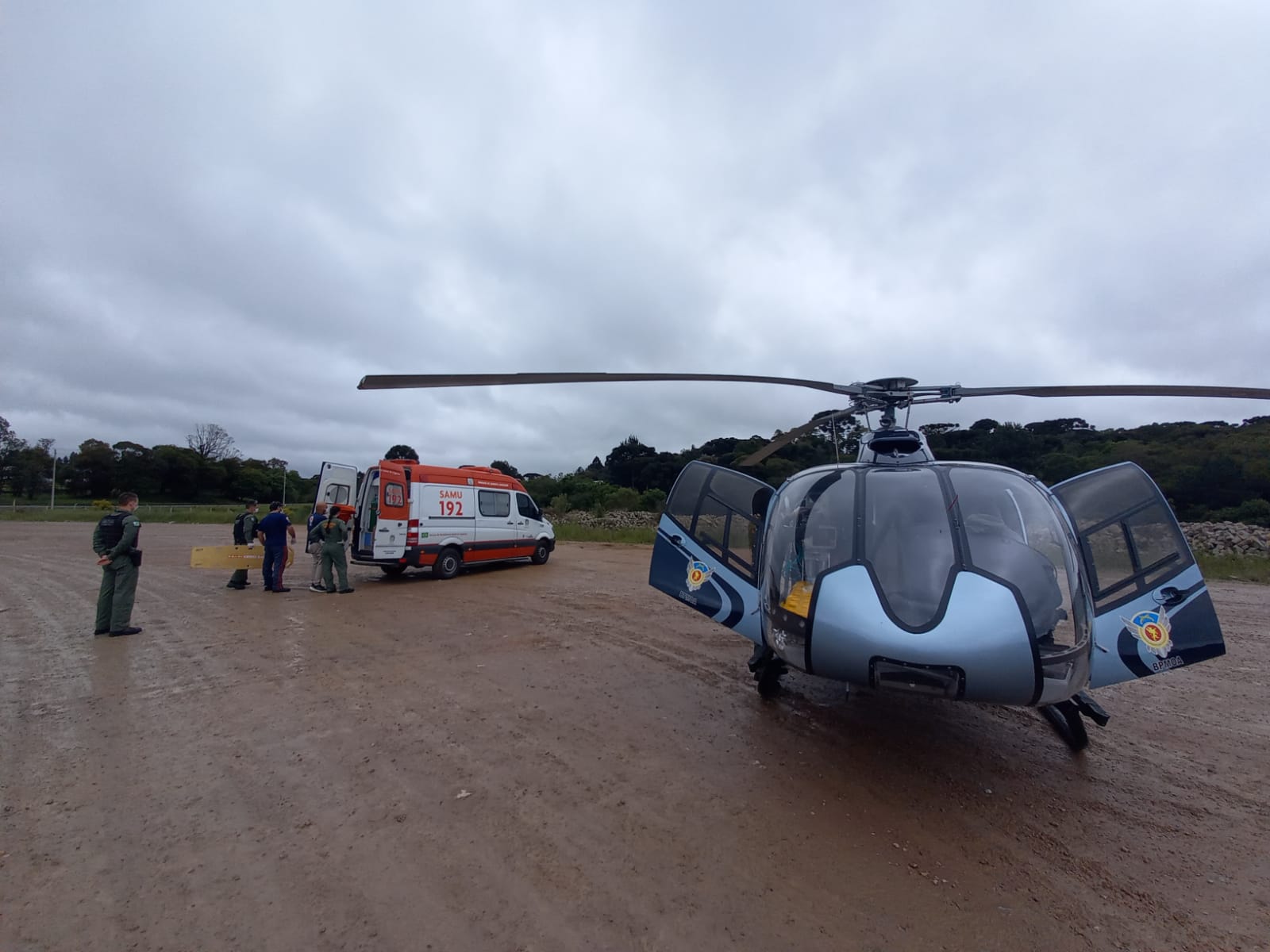 Homem sofre traumatismo craniano em acidente de moto e é socorrido de helicóptero
