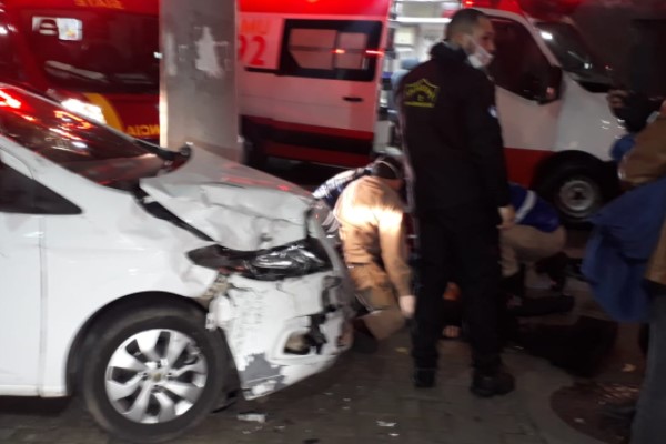 Imagens fortes! Assista momento em que moto e carro batem em cruzamento de Curitiba