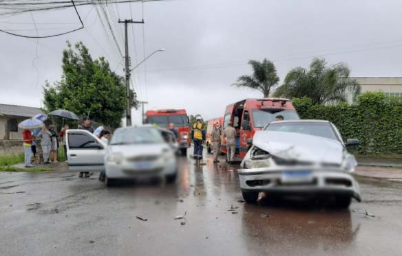 Batida entre carros no bairro Quissisana