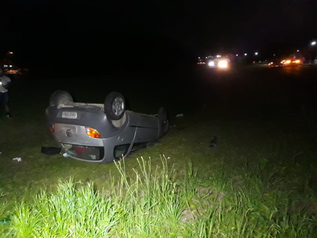 Motorista capota carro no Contorno Norte