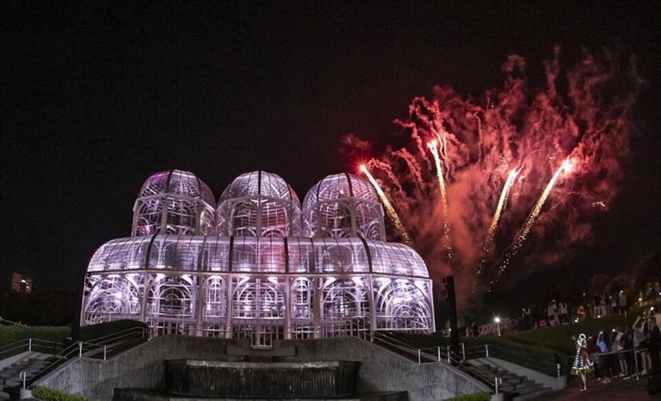Com luzes e canções no Jardim Botânico, Curitiba faz estreia da programação de Natal; vídeo