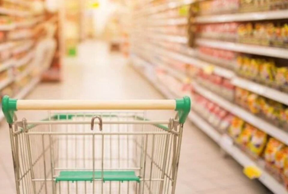 Mulher deve receber R$ 6 mil depois de cair em piso molhado de supermercado