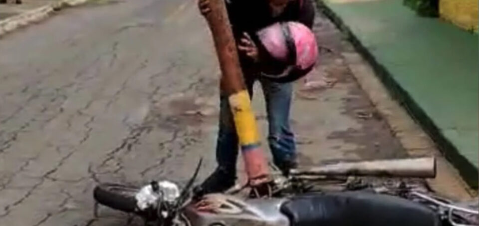 Em protesto contra lei de trânsito, homem destrói a própria moto e vídeo viraliza