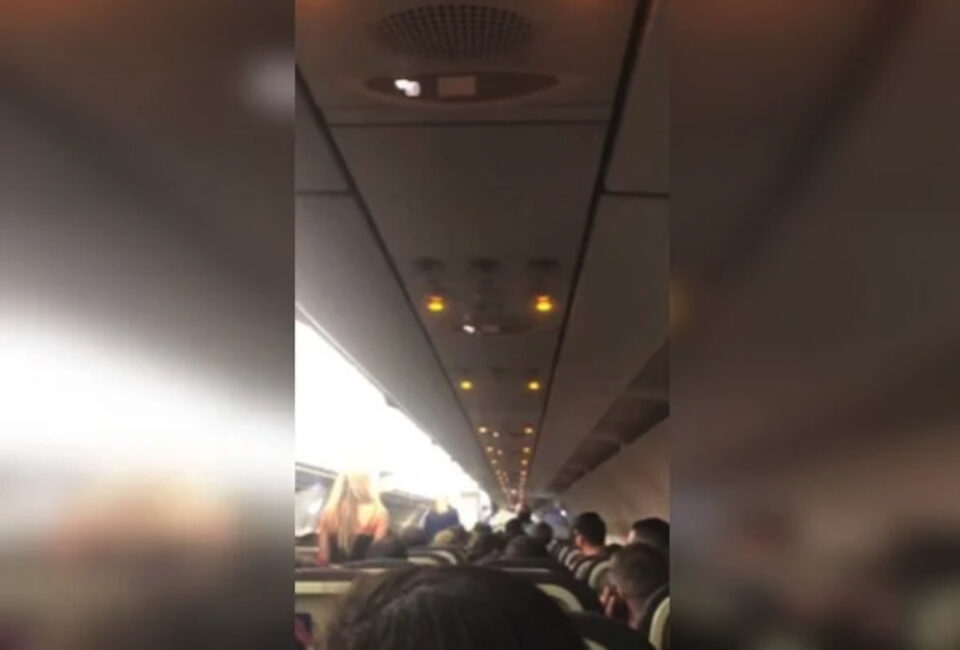 Vídeo: comandante retorna ao aeroporto depois de passageiro fumar dentro do avião