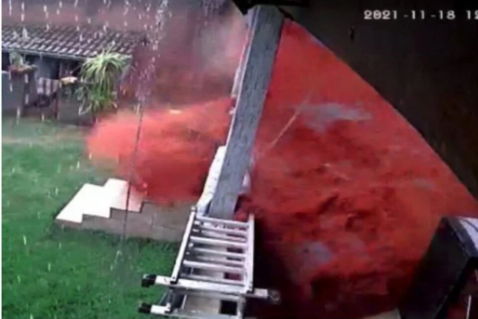 Homem sai de casa quatro segundos antes e por pouco não é atingido por enxurrada em Goiás; vídeo