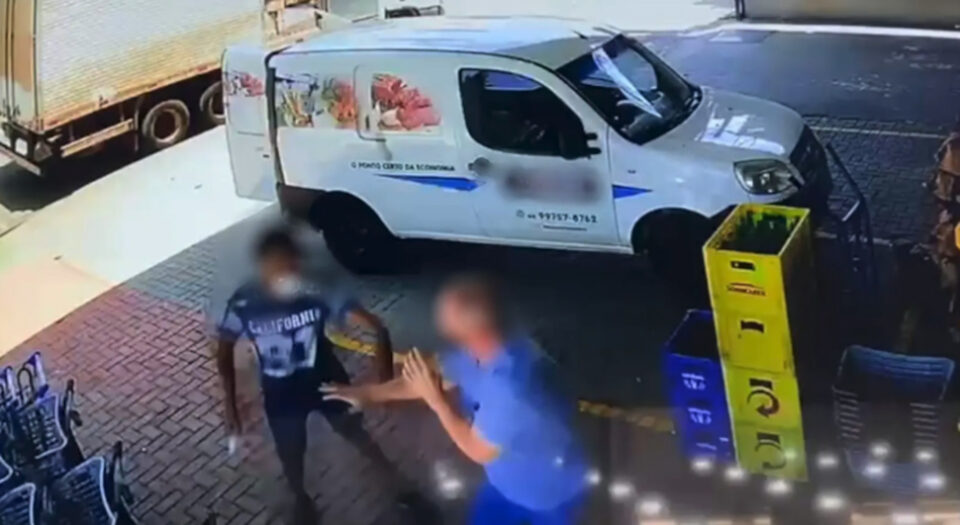 Vídeo: suspeito é impedido de furtar supermercado, causa confusão e esfaqueia trabalhador