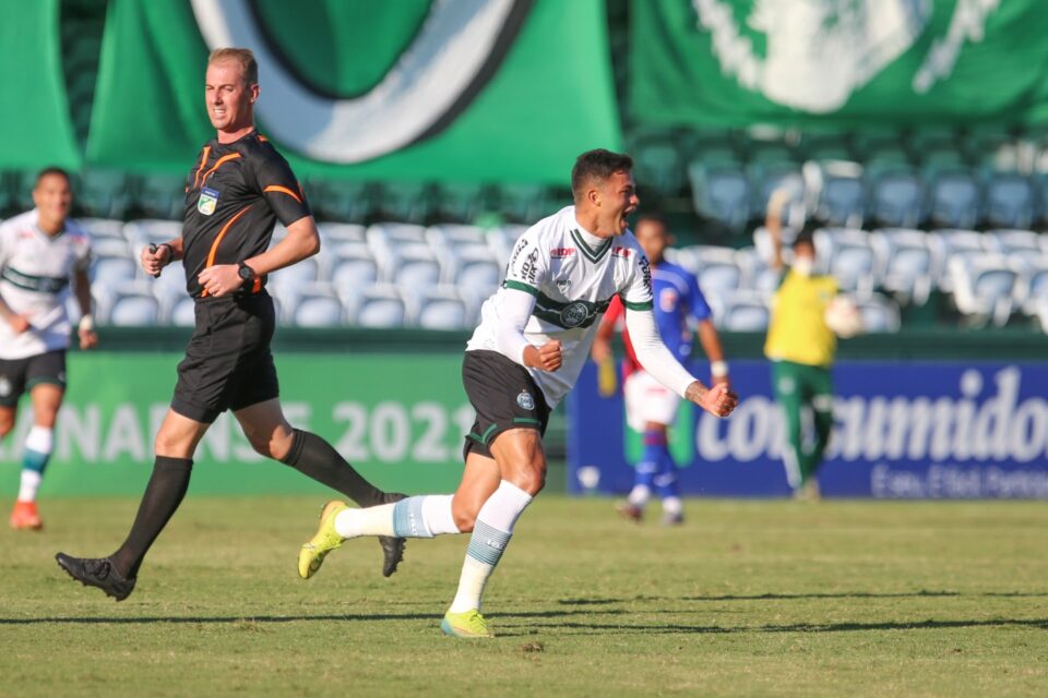 Volante Val pode voltar ao time contra o Náutico