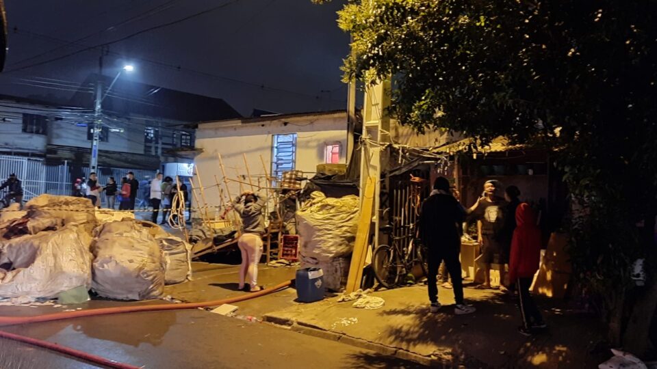 Casa de materiais recicláveis pega fogo na RMC e mulher queimada é socorrida 