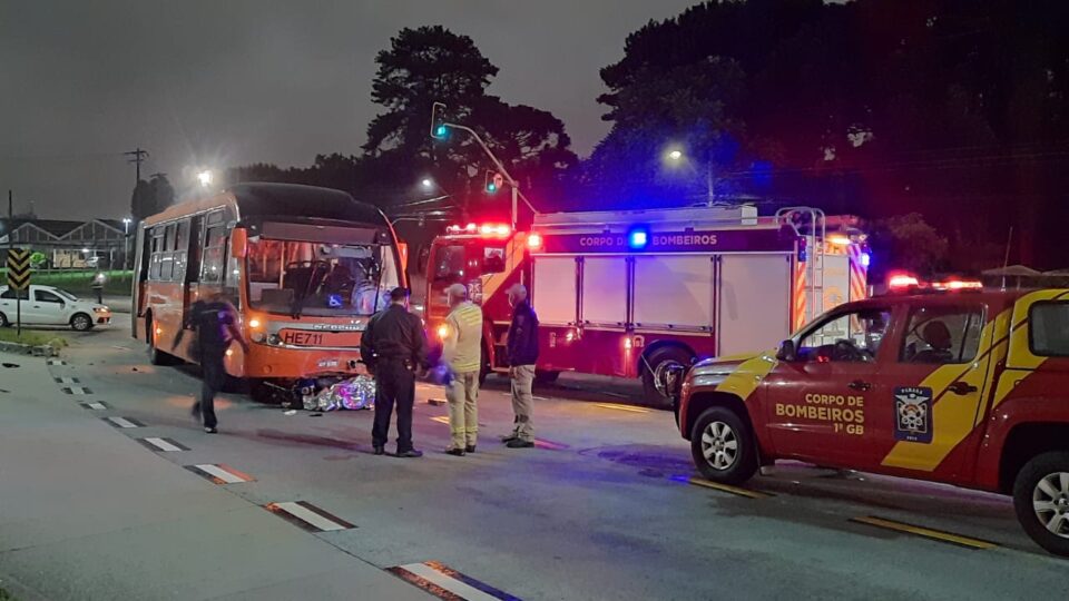Acidente entre moto e biarticulado mata jovem casal de namorados na Linha Verde