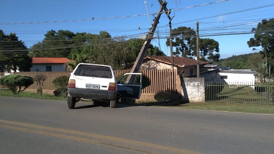 Carro com três jovens perde controle, bate em poste e deixa parte da Colônia Faria sem luz