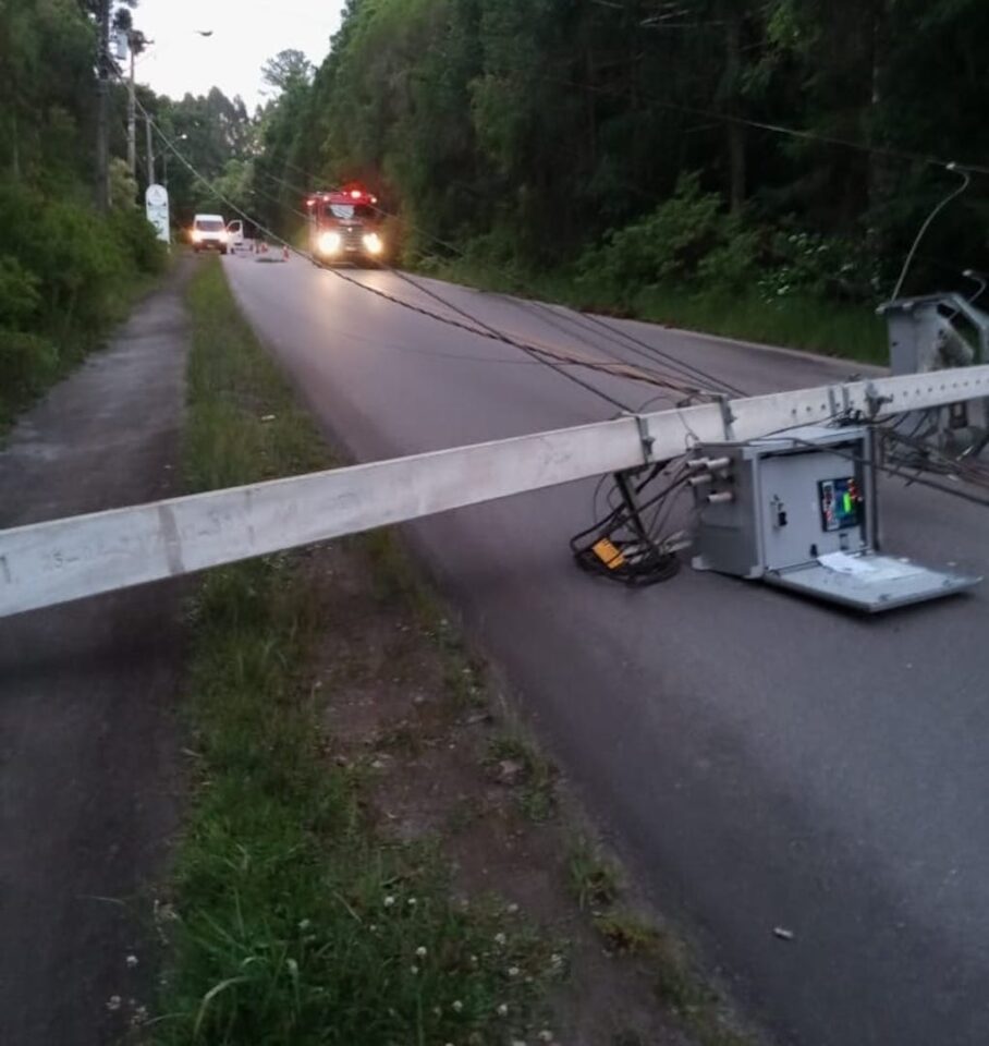 Homem faz ‘strike’ e derruba vários postes em acidente na Estrada da Graciosa
