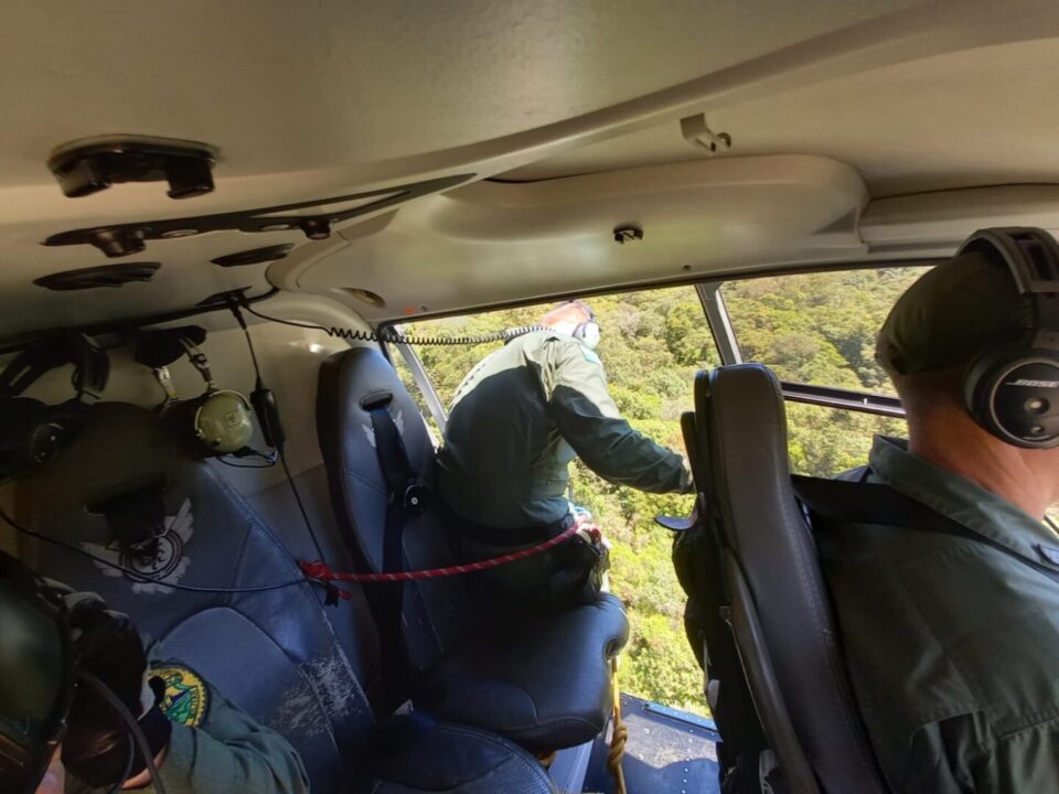 Homem cai durante trilha, lesiona o tornozelo e é resgatado por helicóptero; vídeo