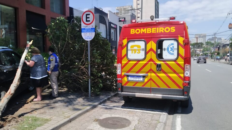Acidente na Carlos de Carvalho Batel