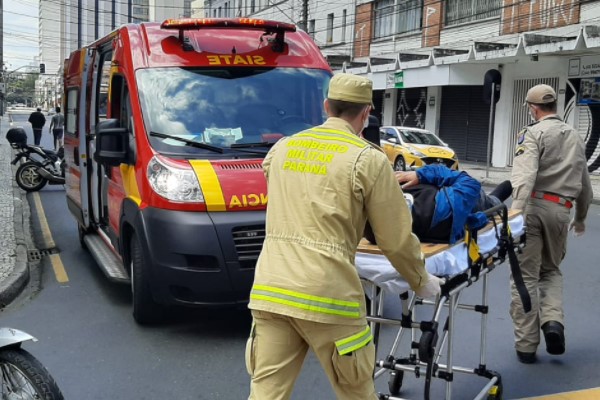 Ônibus e moto batem no Centro de Curitiba e piloto fica gravemente ferido Ônibus e moto batem no Centro de Curitiba e piloto fica gravemente ferido