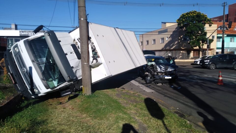 Caminhão passa por cima de carro e bate contra poste no Novo Mundo; veja o acidente