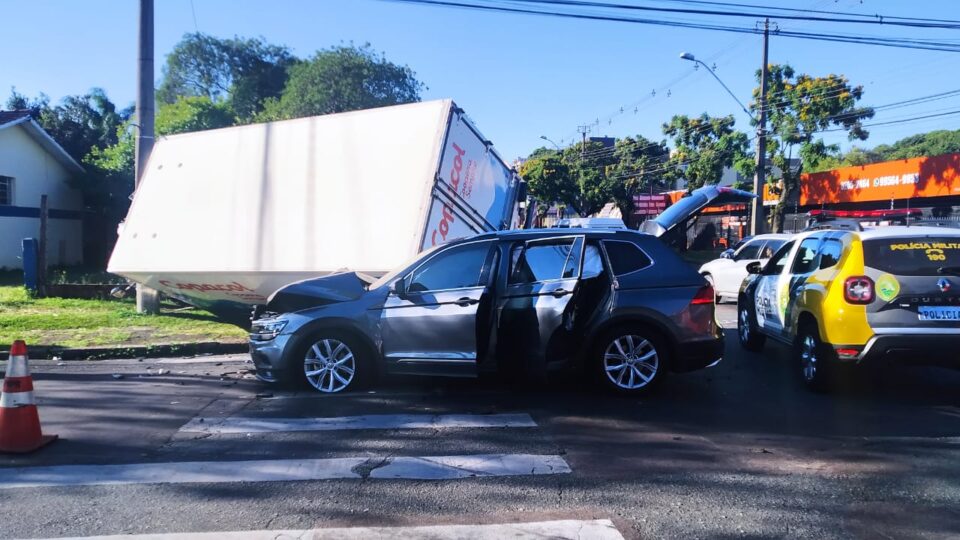 Caminhão passa por cima de carro e bate contra poste no Novo Mundo; veja o acidente