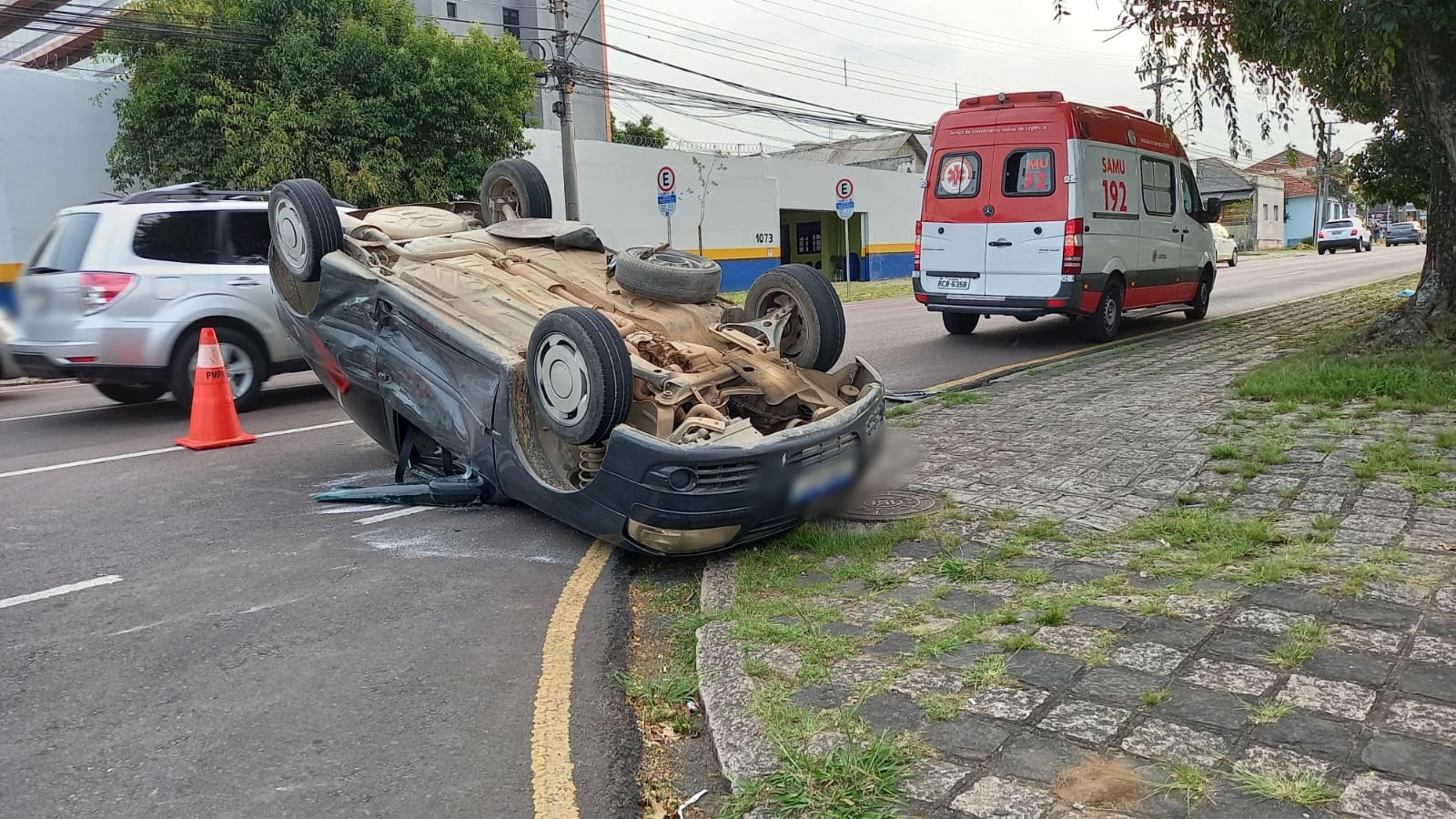 Acidente de carro no Rebouças causa capotamento e deixa um ferido