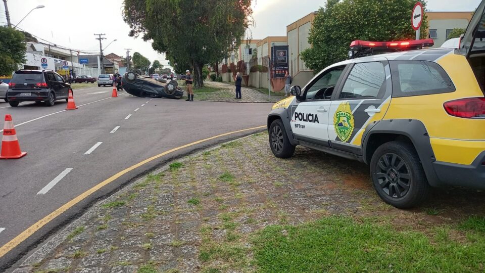 Acidente de carro no Rebouças causa capotamento e deixa um ferido