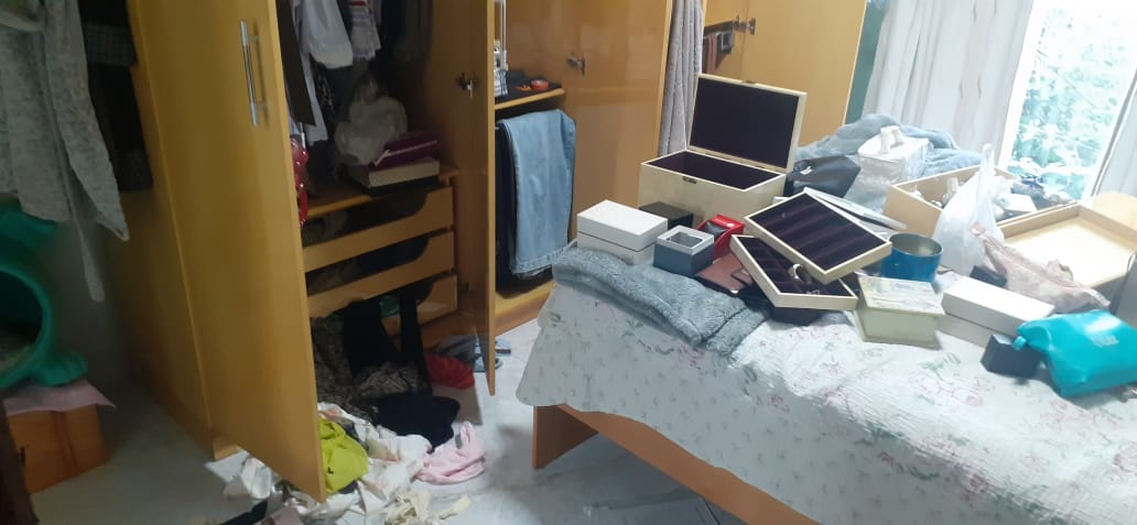 Aposentada chega em casa e vê bandidos correndo após 'limpa'