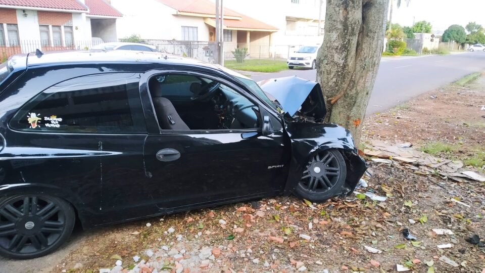 Jovem sofre de amor, briga com namorada e bate carro contra árvore no Boqueirão
