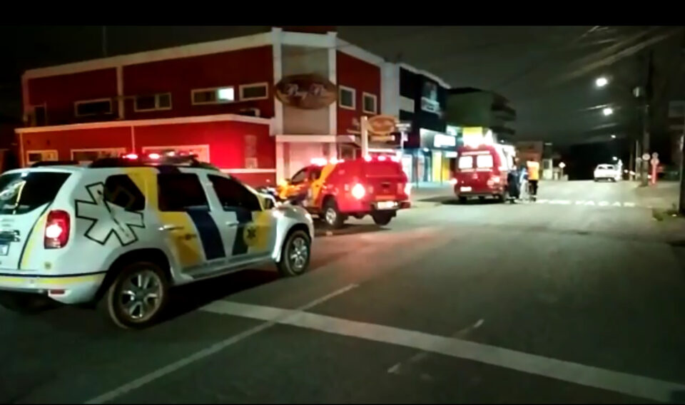 Batida entre carro e moto no bairro Afonso Pena em São José dos Pinhais