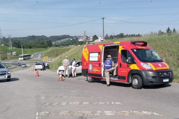 Carros batem às margens da Rodovia do Xisto e acidente deixa acesso à BR-476 lento Carros batem às margens da Rodovia do Xisto e acidente deixa acesso à BR-476 lento