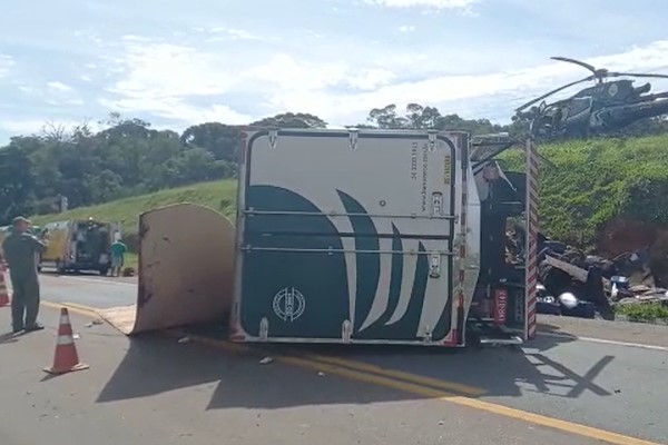 Caminhão de suco capota em Quitandinha e condutora fica presa às ferragens Caminhão de suco capota em Quitandinha e condutora fica presa às ferragens