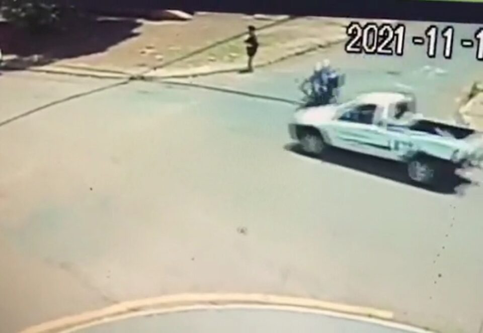 Vídeo: motociclista dá cambalhota depois ter moto atingida em acidente grave