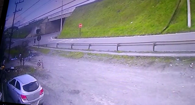 Vídeo mostra momento em que carro com placas de Curitiba despenca de viaduto